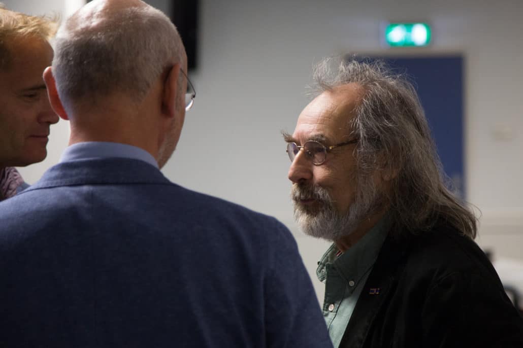 Ulli d’Oliveira in gesprek met voorzitter Hans Maessen en gastspreker Max Westerman
