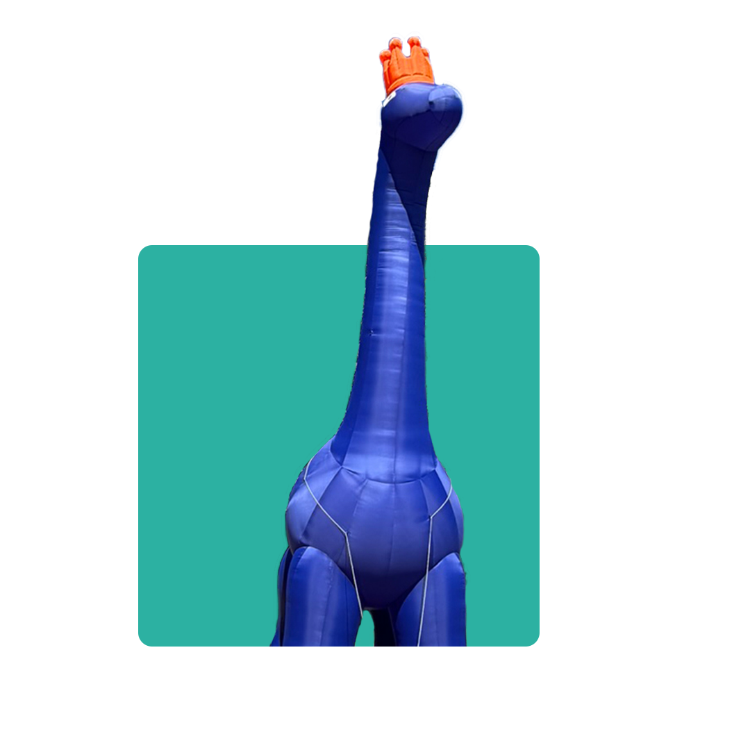 Dino Wim, de 10 meter hoge opblaasbare brachiosaurus met oranje kroon, mascotte van Republiek